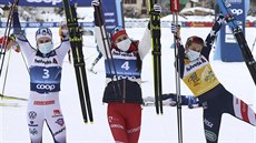 Julia Stupaková slaví vítzství v páté etap Tour de Ski v Toblachu. Druhá...