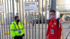 Přísná bezpečnostní opatření kvůli pandemii koronaviru potkávají fotbalisté...