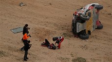 Henk Lategan a jeho navigtor Brett Cummings po nehod v pt etap Rallye...