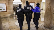 Protestující vtrhli do budovy amerického Kapitolu, kde Kongres potvrzoval...