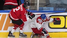 Kanadský junior Braden Schneider vidí, jak jde �eský kapitán Jan My�ák k ledu.