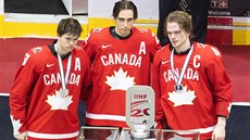 Zleva kanadští junioři Connor McMichael (17), Dylan Cozens (22) and Bowen Byram...