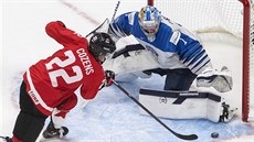 Kanaďan Dylan Cozens v šanci před finským gólmanem Kari Piiroinenem.