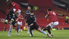 Anthony Martial (vpravo) z Manchesteru United stílí v utkání s Aston Villou.