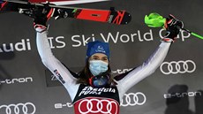 Slovenská lyaka Petra Vlhová se raduje z triumfu ve slalomu v Záhebu.