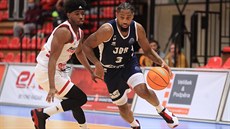Jerrick Harding (vlevo) z Nymburka brání Chase Simonse z Dijonu.