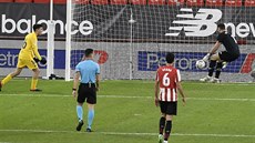 Pedri (vlevo) z Barcelony střílí gól v zápase s Bilbaem.