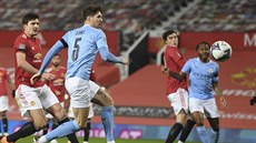 John Stones (druhý zleva) z Manchesteru City stílí gól v zápase s Manchesterem...