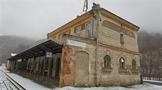 Zchátralá historická budova nádraí v Hrubé Vod na Olomoucku.