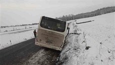 Autobus sjel na Jesenicku do píkopu, cestující kvli zablokovaným dveím zprvu...