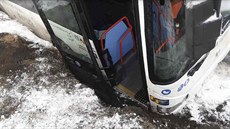 Autobus sjel na Jesenicku do píkopu, cestující kvli zablokovaným dveím zprvu...