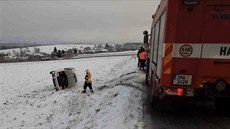 Na Olomoucku vyjelo auto ze silnice a skonilo pevrácené na boku v poli.