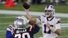 Josh Allen z Buffalo Bills pihrává v zápase s New England Patriots.