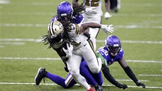 Alvin Kamara z New Orleans Saints utká obran Minnesota Vikings.