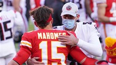 Patrick Mahomes (15) z Kansas City Chiefs se pozdravil se svým protihráem...