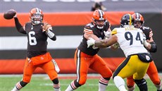 Baker Mayfield (6) z Cleveland Browns posílá pas v zápase s Pittsburgh Steelers.