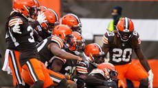 Fotbalisté Cleveland Browns se radují b�hem zápasu s Pittsburgh Steelers.