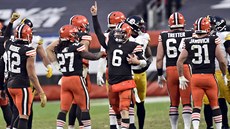 Baker Mayfield (6) dovedl Cleveland Browns do play off.