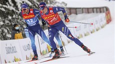 Federico Pellegrino (vpravo) ve tvrté etap Tour de Ski