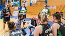 Basketbalistky Žabin Brno naslouchají svému kouči Viktoru Prušovi.