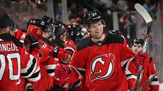 Pavel Zacha (37) slaví se spoluhrái z New Jersey Devils svou trefu