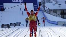 Alexandr Bolunov jako vítz esté etapy Tour de Ski