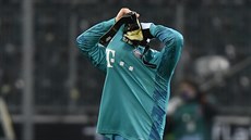 Manuel Neuer z Bayernu Mnichov si po porážce s Mönchengladbachem svléká...