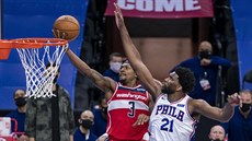 Bradley Beal z Washingtonu (vlevo) mí�í na ko�, brání ho Joel Embiid z...
