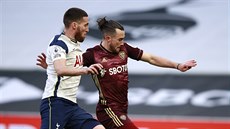 Matt Doherty z Tottenhamu (vlevo) dobíhá Jacka Harrisona, fotbalistu Leedsu,...