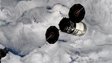 Nákladní lo Cygnus opoutí Mezinárodní vesmírnou stanici. V levém dolním roku...
