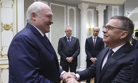Bloruský prezident Alexandr Lukaenko a prezident Mezinárodní hokejové...