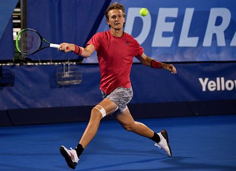 Sebastian Korda hraje forhend ve tvrtfinále turnaje v Delray Beach