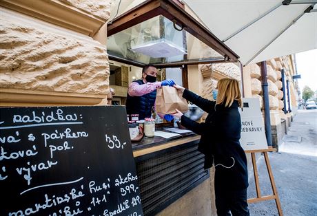 Výdejové okénko praské restaurace Vinohradský parlament.