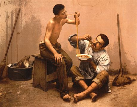 Pouliní prodejci tstovin v italské Neapoli na snímku z pelomu 19. a 20....
