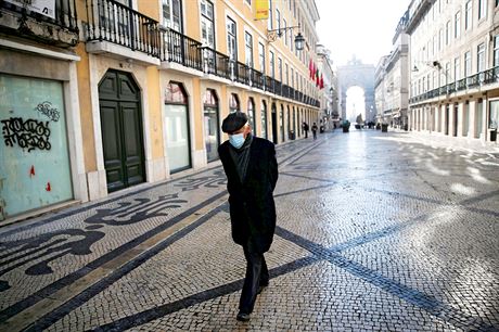 Mu prochází vyprázdnným centrem portugalského Lisabonu. (15. ledna 2021)