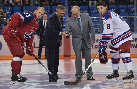 Prezident IIHF René Fasel a ruský prezident Vladimir Putin spolen vhazují puk...