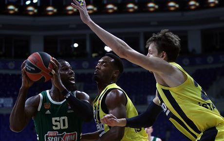 Jan Veselý (vpravo) z Fenerbahce a jeho spoluhrá Dyshawn Pierre brání Bena...