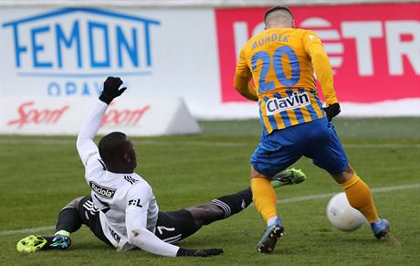 Zlínský fotbalista Cheick Oumar Conde se snaí zastavit Karola Mondeka z Opavy.
