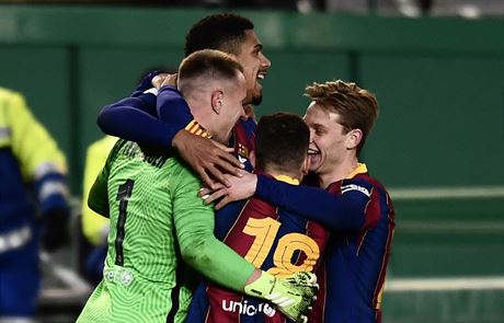 Fotbalisté Barcelony se radují po postupu do zápasu o panlský Superpohár.