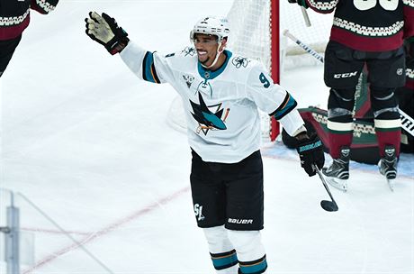 Evander Kane se raduje z gólu San Jose.