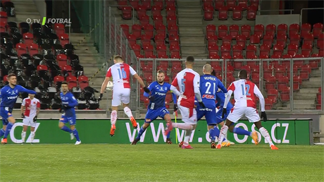 Penaltová situace v utkání Slavia - Olomouc. Mí se pi zpracování Janu...