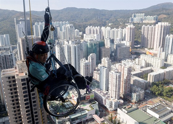 Lai Chi-wai stoupal 250 metrů po stěně mrakodrapu celkem 10 hodin. (16. ledna...