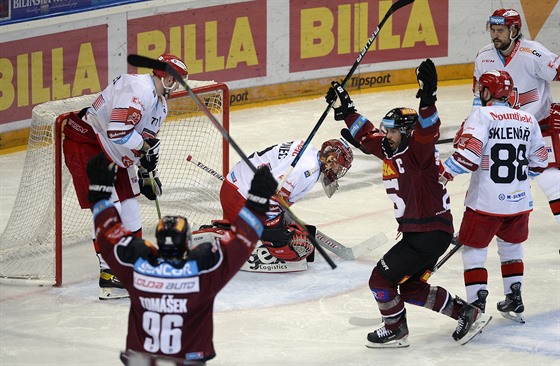 Michal epík ze Sparty (vpravo v rudém) se raduje z gólu.