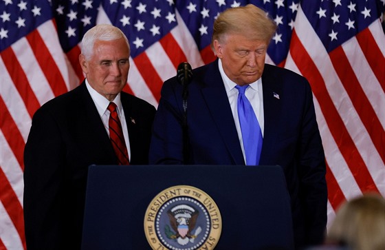 Americký prezident Donald Trump a viceprezident Mike Pence reagují na první...