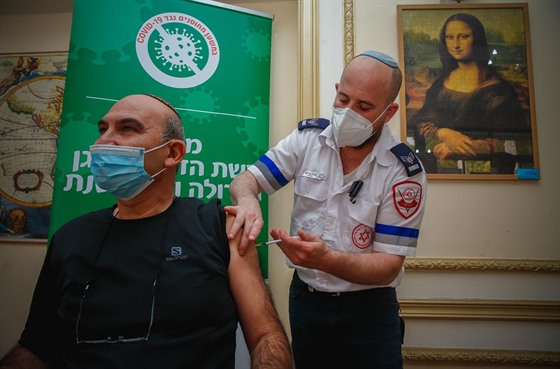 Zdravotníci okují zamstnance domova senior v izraelském mst Ramat Gan....