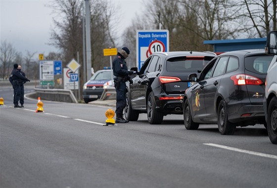 Rakouská policie kontroluje na hranicích přijíždějící vozidla. (19. prosince...