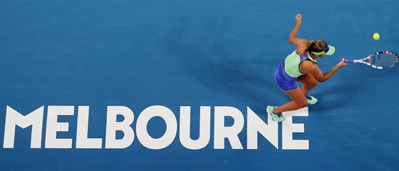 Amerianka Sofia Keninová dobíhá k forhendu ve finále Australian Open.