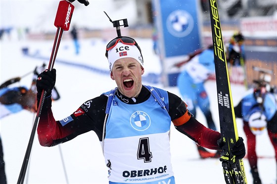 Tarjei Bö z Norska slaví vítzství v hromadném závod v Oberhofu.