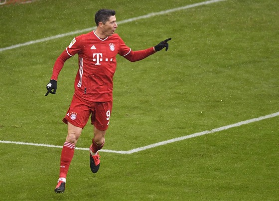 Robert Lewandowski z Bayernu se raduje ze svého gólu v zápase proti Freiburgu.