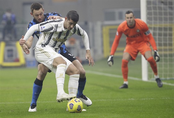 Álvaro Morata (v popředí) z Juventusu si kryje balon, zezadu ho napadá Stefan...